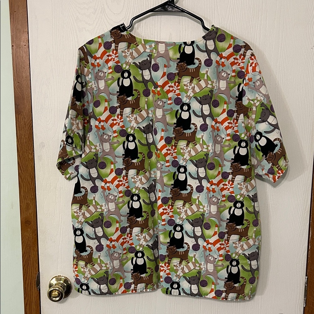 Tafford Women’s Scrub Top Playful Kittens & Yarn PTP 25” - Picture 2 of 2
